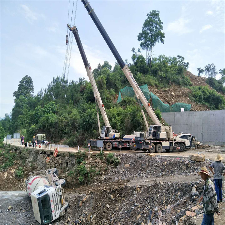 温县汽车掉沟里叫吊车救援要多少钱